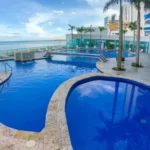 Fotografia panoramica de la piscina del edificio palmetto